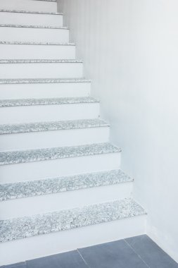 Beyaz ve gri beton merdiven
