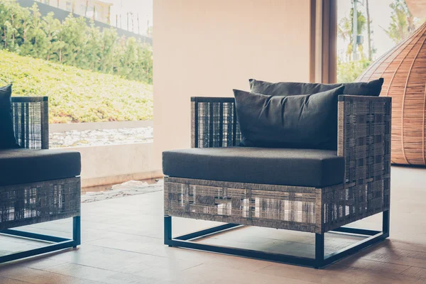Moderne Stühle und Tisch — Stockfoto