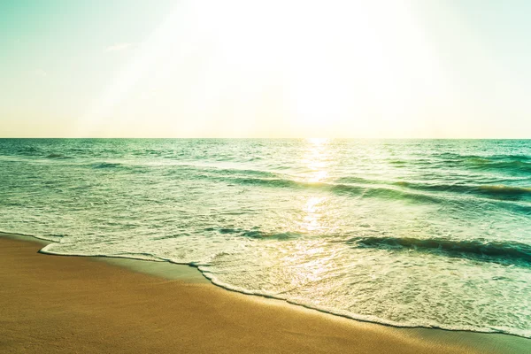Zonsondergang met zee en strand — Stockfoto