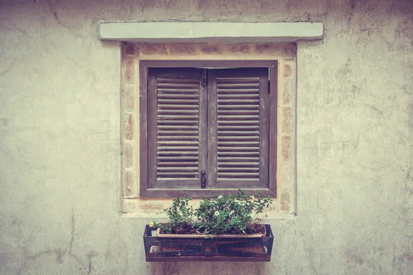 Старое окно в стиле Тосканы — стоковое фото