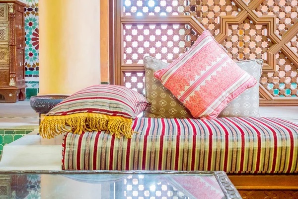 Polštáře na pohovce s Marokem stylu — Stock fotografie