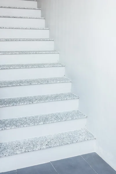 Witte en grijze betonnen trap — Stockfoto