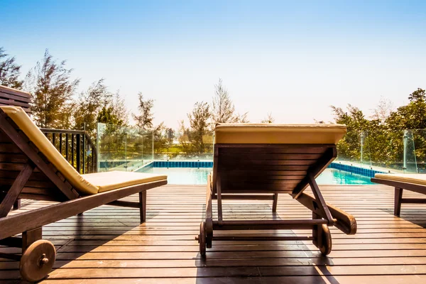 Cadeiras vazias ao redor da piscina — Fotografia de Stock