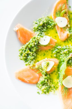 Baharatlı soslu somon salata