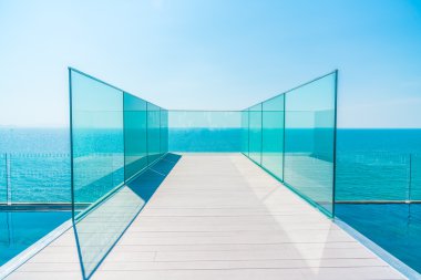 Güzel deniz ile açık güverte