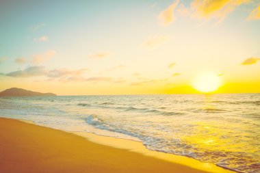 Günbatımı ile deniz ve plaj