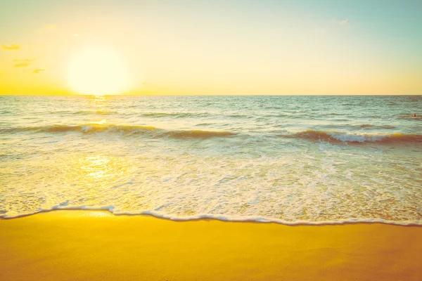 Solnedgång med havet och stranden — Stockfoto