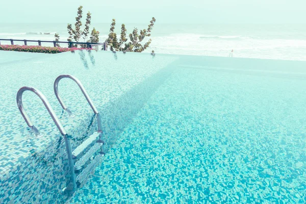 Svømmebasseng med trapper – stockfoto