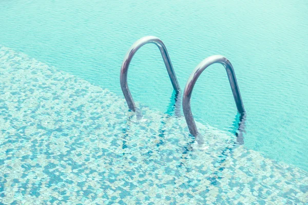 Pool med trappor — Stockfoto