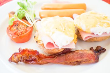 Yumurta Benedict kahvaltı için ayarla