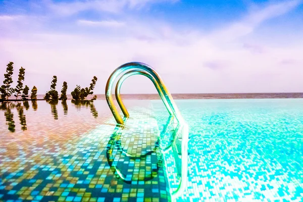 Bellissimo resort di lusso piscina — Foto Stock