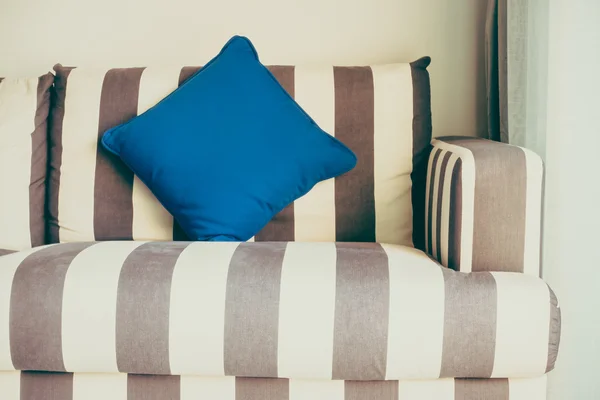 Hermoso sofá de lujo en sala de estar — Foto de Stock