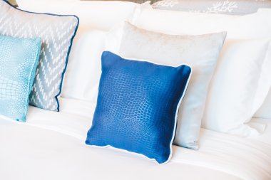 Yatakta güzel lüks yastıklar