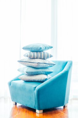 Sandalye üzerinde güzel lüks yastıklar