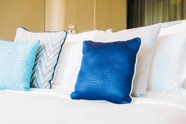 Beaux oreillers de luxe sur le lit — Photo