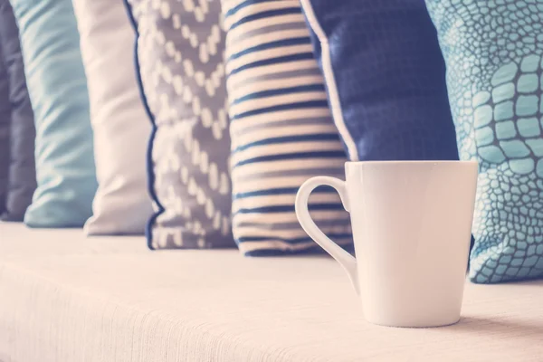 ソファの上の白いコーヒー カップ — ストック写真