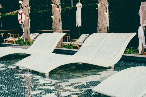 Belle piscine de luxe Chaises — Photo