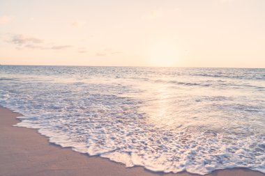 Günbatımı ile deniz ve plaj