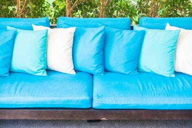 Oturma odasında kanepede güzel yastıklar