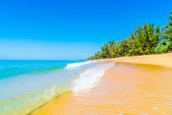 Piękna plaża i morze — Zdjęcie stockowe