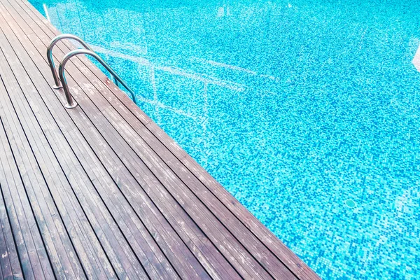 Luxusní bazén se schody — Stock fotografie