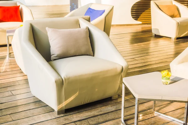 Mooie luxe kussens op de stoelen — Stockfoto