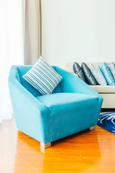 Красиві розкішні подушки на дивані та стільці — стокове фото