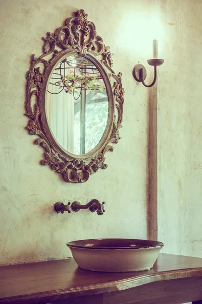 수도 꼭지와 거울 욕실 장식 — 스톡 사진