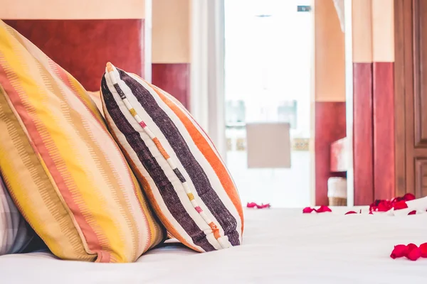 Cuscini su camera da letto in stile marocco — Foto Stock