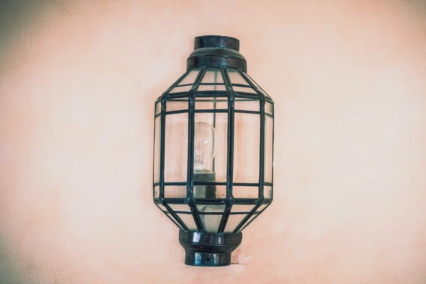 Lampe lumineuse sur mur — Photo