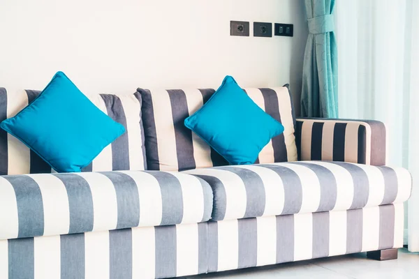 Hermoso sofá de lujo en sala de estar — Foto de Stock