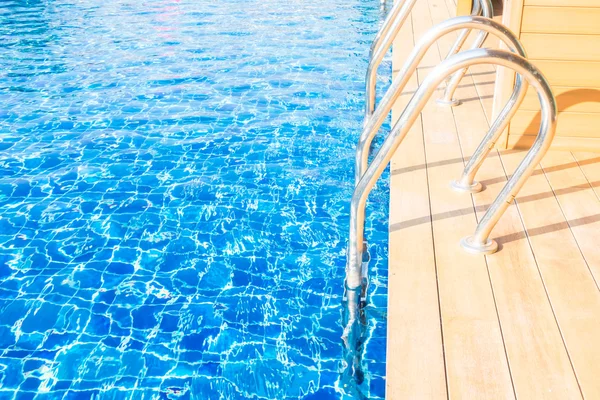 Piscina com escadas — Fotografia de Stock