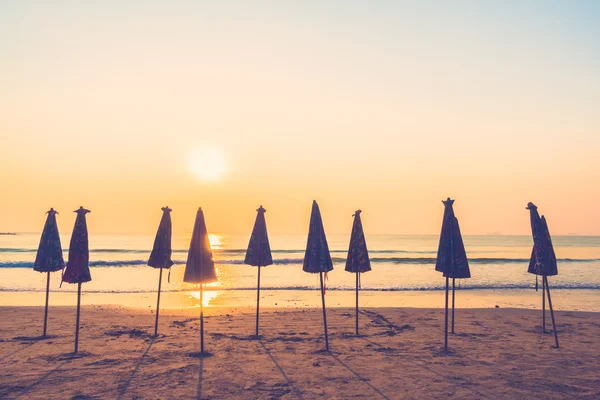 Bellissimi ombrelloni Silhouette sulla spiaggia — Foto Stock