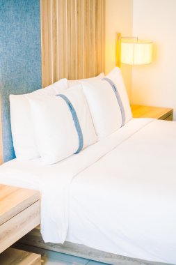 Yatakta güzel lüks yastıklar