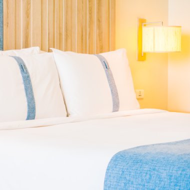 Yatakta güzel lüks yastıklar