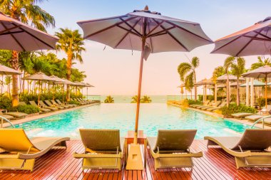 Otelde lüks bir yüzme havuzu