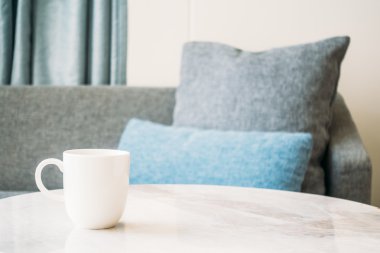 Taş masada beyaz kahve fincanı