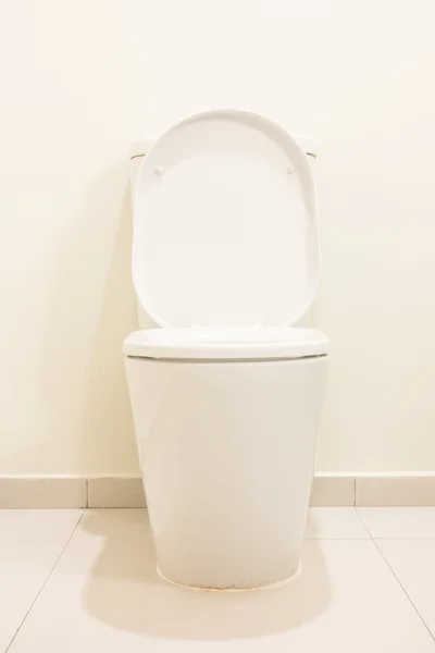 Asiento de inodoro blanco en el baño — Foto de Stock