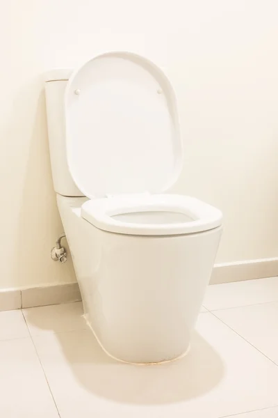 Asiento de inodoro blanco en el baño — Foto de Stock