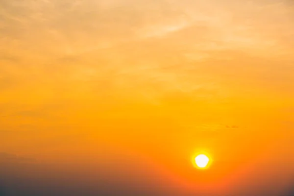 Prachtige zonsondergang aan de hemel — Stockfoto