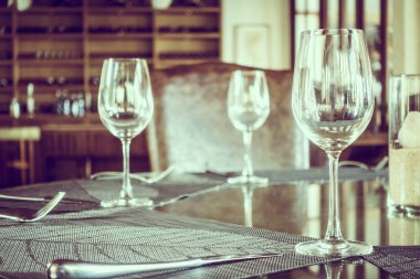 boş şarap bardakları