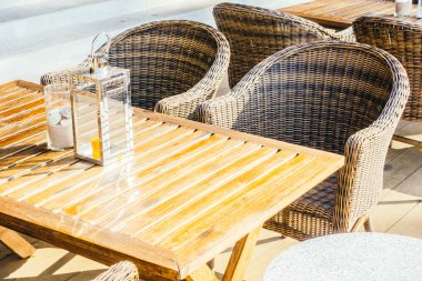 Boş masa ve sandalyeler restoranda