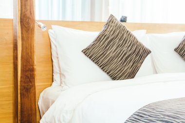 Yastıklar üzerinde güzel lüks yatak odası