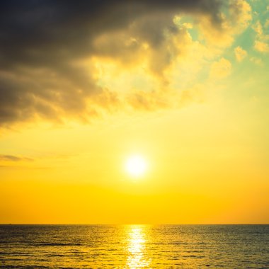 Güzel gündoğumu ve deniz