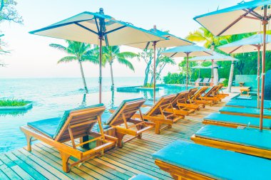 Şemsiyeleri ve sandalyeler Yüzme Havuzu etrafında