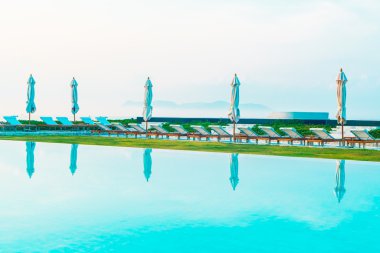 Lüks otel yüzme havuzu