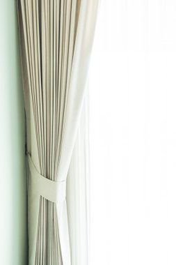 Oturma odasında güzel perdeler