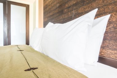 Yatak odasındaki yastıklar