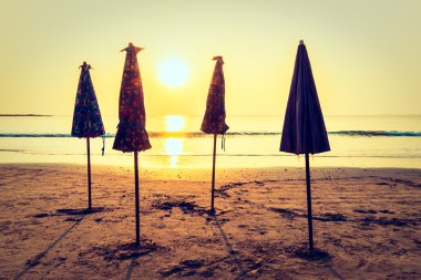 Sahilde güzel siluetleri şemsiye