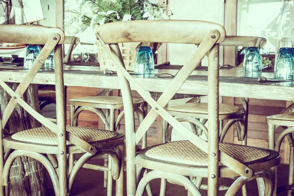 Lege tafel en stoelen in het restaurant — Stockfoto